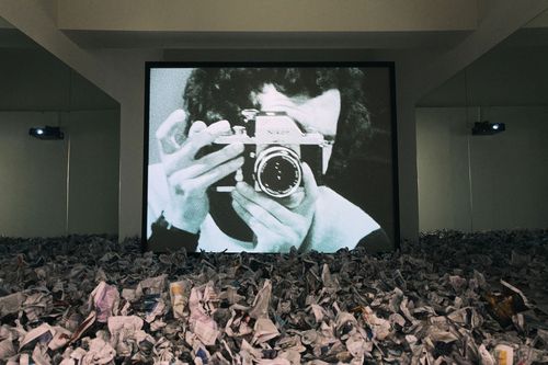 앤서니 맥콜, 서큘레이션 피겨스, 1972/2011, 16mm 필름을 비디오로 변환한 작품, 거울, 양면 프로젝션 스크린, 찢어진 신문지, 35분 42초[푸투라 서울 제공. 재판매 및 DB 금지]