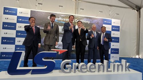 LS전선 미국 해저케이블 공장 착공식(체서피크[美버지니아주]=연합뉴스) 김동현 특파원 = LS전선의 자회사 LS그린링크가 28일(현지시간) 버지니아주 체서피크시에서 해저케이블 제조 공장 착공식을 개최했다. 구본규 LS전선 대표이사(왼쪽에서 네번째)와 글렌 영킨 버지니아 주지사(왼쪽에서 세번째)가 엄지를 들고 있다. 2025.4.28