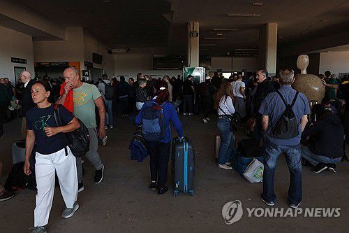 암흑에 잠긴 기차역(마드리드 AFP=연합뉴스) 28일(현지시간) 마드리드 시내의 한 기차역이 정전으로 불이 꺼져 있다. 2025.04.29