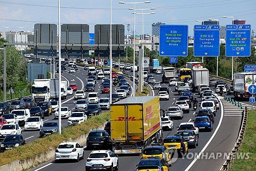 바르셀로나 도로 교통 체증(바르셀로나 로이터=연합뉴스) 28일(현지시간) 차량 몰린 바르셀로나 인근 도로 모습. 2025.04.29