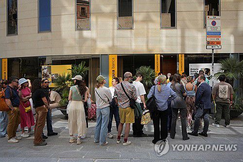 바르셀로나 은행 앞에 늘어선 줄(바르셀로나 로이터=연합뉴스) 28일(현지시간) 은행 앞에 현금을 뽑기 위해 몰려든 시민들. 2025.04.29