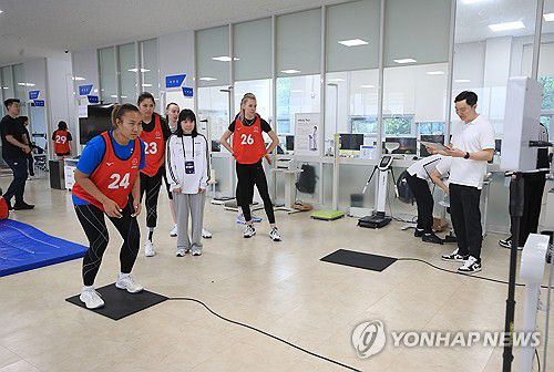 여자배구 트라이아웃 신체 능력 테스트(제주=연합뉴스) 전지혜 기자 = 29일 제주스포츠과학센터에서 2024 한국배구연맹(KOVO) 여자부 아시아 쿼터 트라이아웃 참가 선수들이 신체 능력 테스트에 참여하고 있다. 2024.4.29 atoz@yna.co.kr