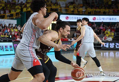 창원 마레이 '간다'(창원=연합뉴스) 김동민 기자 = 24일 경남 창원체육관에서 열린 2024∼2025시즌 프로농구 4강 플레이오프(PO) 창원 LG 세이커스와 울산 현대모비스 1차전 경기. LG 아셈 마레이가 드리블하고 있다. 2025.4.24 image@yna.co.kr