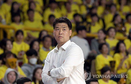 LG 조상현 감독(창원=연합뉴스) 김동민 기자 = 24일 경남 창원체육관에서 열린 2024∼2025시즌 프로농구 4강 플레이오프(PO) 창원 LG 세이커스와 울산 현대모비스 1차전 경기. LG 조상현 감독이 경기에 집중하고 있다. 2025.4.24 image@yna.co.kr