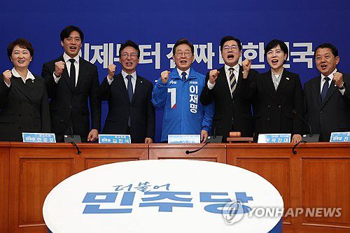 파이팅 외치는 이재명 대선 후보(서울=연합뉴스) 김주성 기자 = 더불어민주당 이재명 대선 후보와 박찬대 당대표 직무대행 겸 원내대표, 최고위원들이 지난 28일 서울 여의도 국회에서 열린 최고위원회의에서 파이팅을 외치고 있다. 2025.4.28 utzza@yna.co.kr