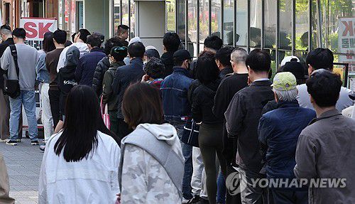 SKT, 유심 교체 기다리는 시민들(서울=연합뉴스) 이진욱 기자 = 가입자 유심(USIM) 정보를 탈취당한 SK텔레콤이 유심 무료교체 서비스를 시작한 지난 28일 서울 시내 한 SKT 대리점에서 시민들이 유심 교체를 위해 줄을 서 차례를 기다리고 있다. 2025.4.29 cityboy@yna.co.kr