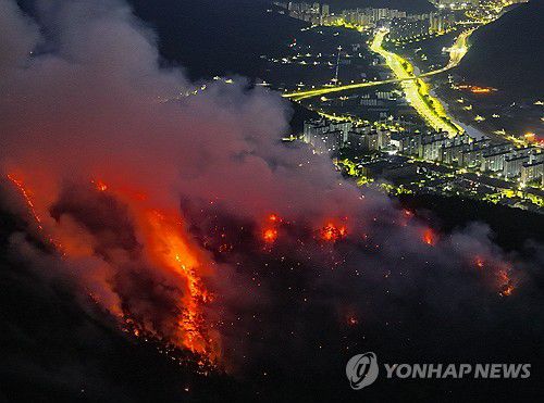 민가 인근에서 타오르는 산불(대구=연합뉴스) 윤관식 기자 = 대구 대형 산불 발생 이틀째인 29일 오전 대구 북구 함지산이 불타고 있다. 2025.4.29 psik@yna.co.kr