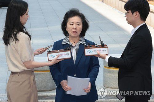 취재진 질문에 답하는 김영선 전 의원(서울=연합뉴스) 김인철 기자 = 29일 김영선 전 국민의힘 의원이 윤석열 전 대통령 부부와 구(舊)여권 정치인 다수가 연루된 공천 개입·여론조사 의혹 관련 조사를 받기 위해 참고인 신분으로 서초구 서울고검에 출석, 취재진 질문에 답하고 있다. 2025.4.29 yatoya@yna.co.kr