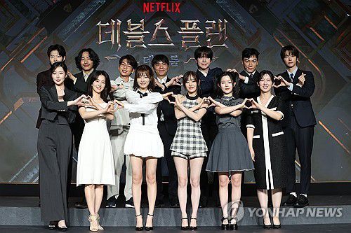 두뇌 서바이벌 '데블스 플랜' 제작발표회(서울=연합뉴스) 강민지 기자 = 29일 서울 마포구 호텔 나루 서울 엠갤러리에서 열린 넷플릭스 '데블스 플랜: 데스룸' 제작발표회에서 출연자들이 포즈를 취하고 있다. 2025.4.29 mjkang@yna.co.kr