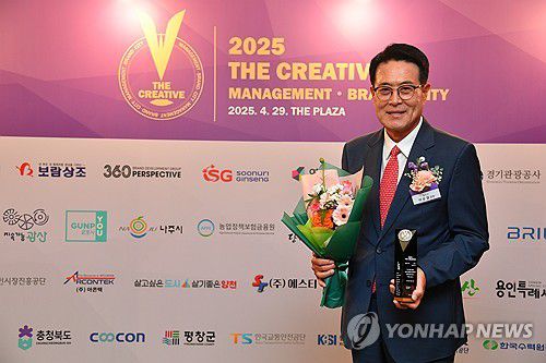 울주군, '대한민국 창조경영' 수상(울산=연합뉴스) 29일 울산시 울주군이 서울 중구 더플라자호텔에서 열린 '대한민국 창조경영 2025' 시상식에서 미래혁신도시 부문을 수상한 가운데 이순걸 울주군수가 시상식 후 기념촬영을 하고 있다.2025.4.29 [울주군 제공.재판매 및 DB 금지] young@yna.co.kr