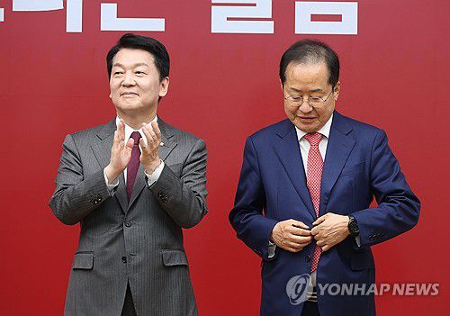 최종 경선 진출에 실패한 안철수·홍준표 후보(서울=연합뉴스) 29일 서울 여의도 국민의힘 당사에서 열린 제21대 대통령 후보자 국민의힘 3차 경선 진출자 발표 행사에서 진출에 실패한 안철수(왼쪽)·홍준표 후보가 진출 후보의 소감을 듣고 있다. 2025.4.29 [국회사진기자단] utzza@yna.co.kr