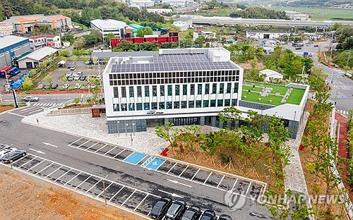 '미래자동차 버추얼 센터' 개소(김해=연합뉴스) 경남도는 29일 오후 김해시 한림면 명동일반산업단지에서 박완수 지사, 홍태용 김해시장, 김정호 국회의원(김해을), 최학범 경남도의회 의장 등이 참석한 가운데 '미래자동차 버추얼 센터' 개소식을 했다. 2025.4.29 [경남도 제공. 재판매 및 DB 금지] seaman@yna.co.kr