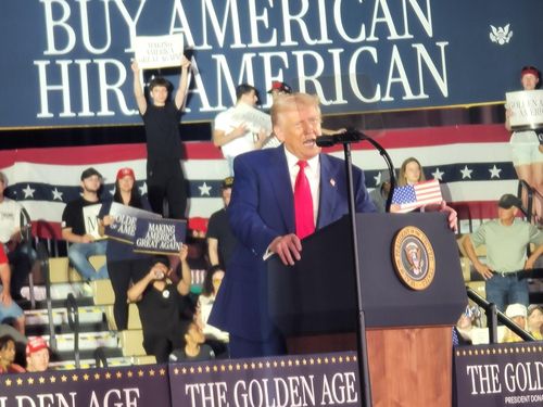 미시간서 취임 100일 기념 연설하는 트럼프(머콤카운티< 미 미시간주 >=연합뉴스) 조준형 특파원 = 도널드 트럼프 미국 대통령이 29일(현지시간) 미국 미시간주 머콤 카운티에서 열린 취임 100일 기념 연설 행사에 참석했다. 2025.4.30 jhcho@yna.co.kr