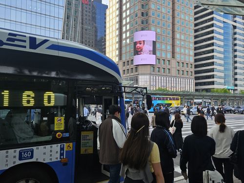 여의도역 환승센터에서 시내버스 이용하는 시민들[촬영 김현수]