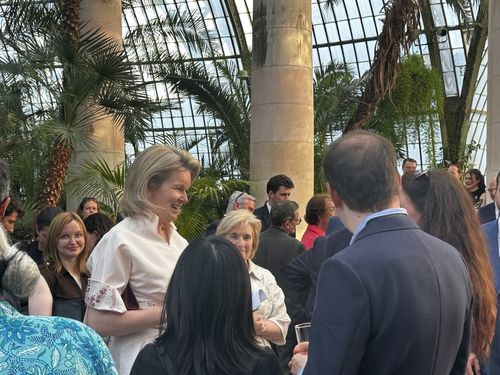 기자들과 대화하는 마틸드 왕비(브뤼셀=연합뉴스) 정빛나 특파원 = 마틸드 왕비(왼쪽)가 29일(현지시간) 벨기에 브뤼셀 외곽 라켄궁 온실정원에서 열린 리셉션에서 기자들과 대화하고 있다. 2025.4.30 shine.co.kr