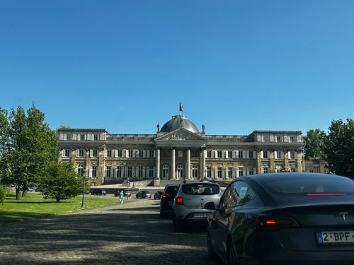 벨기에 국왕 공식 거처에 초대된 언론사 차량(브뤼셀=연합뉴스) 정빛나 특파원 = 29일(현지시간) 벨기에 필립 국왕 공식 거처인 라켄궁 부지 안에 초청 언론사 차량이 줄을 서 있는 모습. 라켄궁 부지 내엔 외부 차량 출입이 금지되지만, 이날 초청 언론사에 한해 특별히 허용됐다. 2025.4.29 shine@yna.co.kr