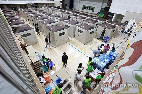 2시간 만에 가득 찬 대피소(대구=연합뉴스) 김현태 기자 = 대구에서 발생한 대형 산불이 이틀 만에 진화됐다가 일부에서 재발화하며 확산하는 가운데 30일 오후 대구 북구 동변중학교에 마련된 대피소에 텐트가 설치돼 있다. 동변중학교는 약 150명 수용 규모지만 이날 운영을 시작한 오후 5시부터 두 시간 만에 피난 주민으로 가득 찼다. 2025.4.30 mtkht@yna.co.kr