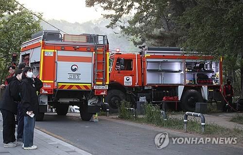 야간 진화작업 준비    (대구-연합뉴스) 김현태 기자 = 대구에서 발생한 대형 산불이 이틀 만에 진화됐다가 일부에서 재발화하며 확산하는 가운데 30일 오후 대구 북구 서변동 일대에서 진화 요원들이 만약의 사태를 대비해 야간 진화작업 준비를 하고 있다. 2025.4.30     mtkht@yna.co.kr