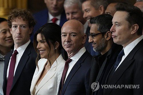 지난 1월 트럼프 대통령 취임식 참석한 아마존 창업자 제프 베이조스(왼쪽에서 세번째)[AP 연합뉴스 자료사진. 재판매 및 DB 금지]