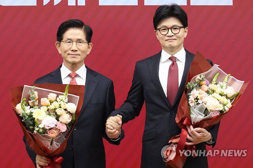 국민의힘 최종 경선 진출한 김문수·한동훈 후보(서울=연합뉴스) 국민의힘 대선 최종 경선에 진출한 김문수(왼쪽)·한동훈 후보가 29일 서울 여의도 당사에서 2차 경선 결과 발표 후 꽃다발을 들고서 기념촬영 하고 있다. 2025.4.29 [국회사진기자단] utzza@yna.co.kr