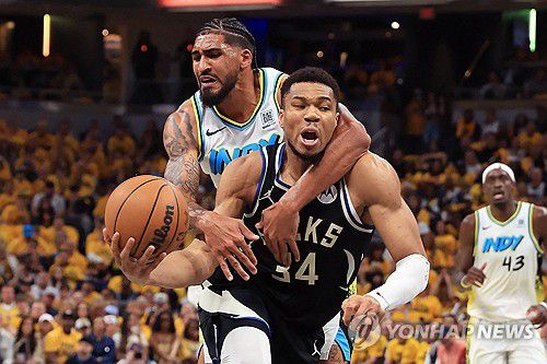 슛을 시도하는 야니스 아데토쿤보[Getty Images via AFP=연합뉴스. 재판매 및 DB 금지]