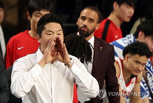 서울 SK 나이츠 전희철 감독(창원=연합뉴스) 김동민 기자 = 1일 경남 창원체육관에서 열린 '2024-2025 KCC 프로농구' 창원 LG 세이커스와 서울 SK 나이츠 경기. SK 전희철 감독이 작전을 지시하고 있다. 2025.1.1 image@yna.co.kr