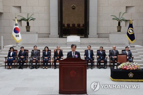 대법원 103일 만에 완전체 구성(서울=연합뉴스) 임화영 기자 = 마용주 신임 대법관이 9일 서울 서초구 대법원에서 열린 자신의 취임식에서 취임사를 하고 있다.      마 대법관이 취임하면서 대법원도 김상환 전 대법관의 퇴임 이후 103일 만인 오는 9일 완전체 구성을 마친다.      왼쪽부터 이숙연·노경필·서경환·오경미 대법관, 조희대 대법원장, 마용주·이흥구·오석준·엄상필·박영재 대법관. 2025.4.9 hwayoung7@yna.co.kr