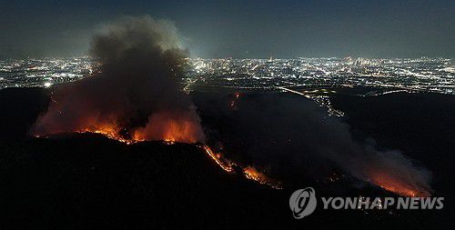 대구 도심 코앞에서 타오르는 산불(대구=연합뉴스) 윤관식 기자 = 28일 오후 2시 1분께 대구 북구 노곡동 함지산에서 발생한 산불이 야간에도 확산하고 있다. 2025.4.28 psik@yna.co.kr