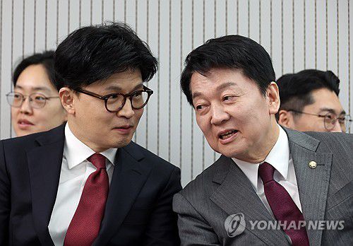 대화하는 한동훈·안철수 후보(서울=연합뉴스) 지난 29일 서울 여의도 국민의힘 당사에서 열린 제21대 대통령 후보자 국민의힘 3차 경선 진출자 발표 행사에서 결과 발표 전 한동훈·안철수 후보가 대화하고 있다. 2025.4.29 [국회사진기자단] utzza@yna.co.kr