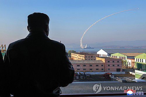 북, 최현호 첫 무장 시험사격…김정은 "해군 핵무장화 가속화"(평양 조선중앙통신=연합뉴스) 북한 김정은 국무위원장이 신형 '다목적구축함' 최현호(號) 진수 사흘 만에 진행된 첫 무장 시험사격을 참관하고 '해군의 핵무장화'에 속도를 내라고 지시했다. 미사일총국, 국방과학원, 탐지전자전총국이 구축함 최현호에 탑재된 무장체계의 성능 및 전투 적용성 시험에 착수했다고 조선중앙통신이 30일 보도했다. 2025.4.30      [국내에서만 사용가능. 재배포 금지. For Use Only in the Republic of Korea. No Redistribution] nkphoto@yna.co.kr