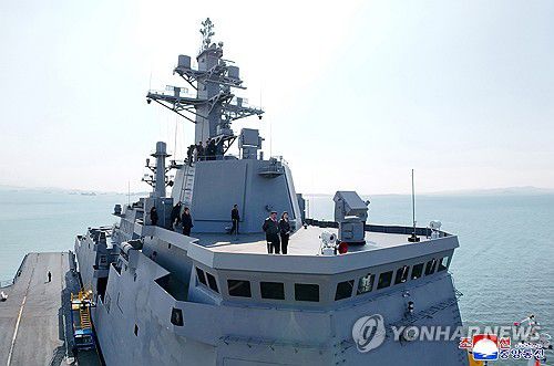 북, 최현호 첫 무장 시험사격…김정은 "해군 핵무장화 가속화"(평양 조선중앙통신=연합뉴스) 북한 김정은 국무위원장이 신형 '다목적구축함' 최현호(號) 진수 사흘 만에 진행된 첫 무장 시험사격을 참관하고 '해군의 핵무장화'에 속도를 내라고 지시했다. 미사일총국, 국방과학원, 탐지전자전총국이 구축함 최현호에 탑재된 무장체계의 성능 및 전투 적용성 시험에 착수했다고 조선중앙통신이 30일 보도했다. 2025.4.30      [국내에서만 사용가능. 재배포 금지. For Use Only in the Republic of Korea. No Redistribution] nkphoto@yna.co.kr