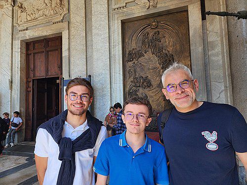프랑스서 온 교황 참배객들(로마=연합뉴스) 신창용 특파원 = 29일(현지시간) 이탈리아 로마 시내의 산타 마리아 마조레 대성전에서 프란치스코 교황을 참배한 니콜라(오른쪽)와 그의 아들 앙투안(가운데)이 인터뷰 후 기념 촬영하고 있다. 2025.4.30 changyong@yna.co.kr
