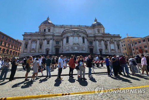 산타 마리아 마조레 대성전 뒤편까지 늘어선 줄(로마=연합뉴스) 신창용 특파원 = 29일(현지시간) 프란치스코 교황의 무덤이 안장된 이탈리아 로마 시내 산타 마리아 마조레 대성전에 입장하기 위해 참배객들이 대성전 뒤편의 '에스퀼리노 언덕의 광장'까지 줄 서 있다. 2025.4.30 changyong@yna.co.kr