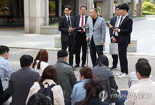 질문에 답하는 명태균 씨(서울=연합뉴스) 김성민 기자 = '정치 브로커' 명태균 씨가 30일 윤석열 전 대통령 부부와 구(舊)여권 정치인 다수가 연루된 공천 개입·여론조사 의혹 관련 조사를 받기 위해 서초구 서울고등검찰청으로 향하며 취재진의 질문에 답변하고 있다. 2025.4.30 ksm7976@yna.co.kr
