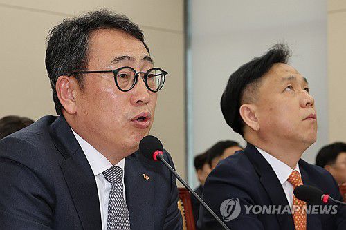 답변하는 유영상 SKT 대표이사(서울=연합뉴스) 김주성 기자 = 유영상 SK텔레콤 대표이사가 30일 국회 과학기술정보방송통신위원회의에서 열린 방송통신 분야 청문회에서 유심 해킹 사태에 대한 위원 질의에 답하고 있다. 2025.4.30 utzza@yna.co.kr