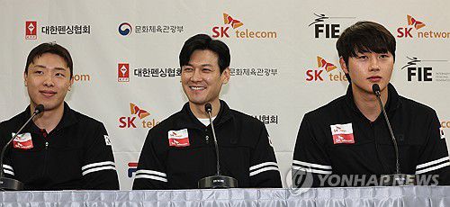 답변하는 오상욱(서울=연합뉴스) 서명곤 기자 = 30일 서울 송파구 올림픽파크텔에서 열린 '2025 서울 SK텔레콤 국제그랑프리' 미디어데이에서 오상욱이 취재진의 질문에 답하고 있다. 왼쪽부터 박상원, 구본길, 오상욱, 2025.4.30 seephoto@yna.co.kr