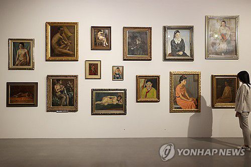 미술과 미술가 개념의 등장(과천=연합뉴스) 강민지 기자 = 30일 경기 국립현대미술관 과천에서 열린 MMCA 과천 상설전 '한국근현대미술 Ⅰ' 언론공개회에서 참석자가 전시를 살펴보고 있다. 2025.4.30 mjkang@yna.co.kr