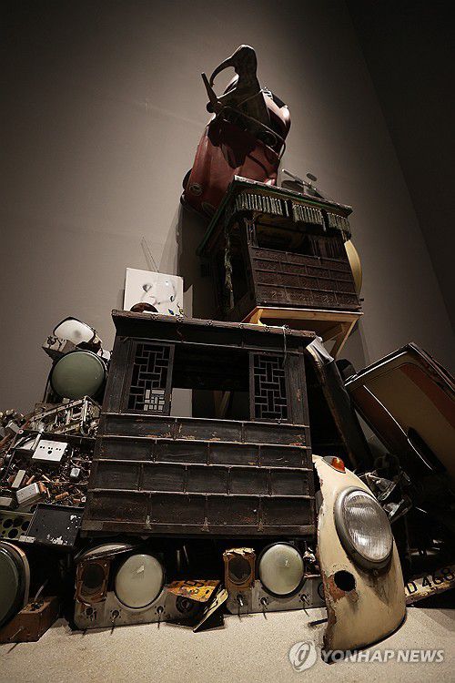 백남준 '잡동사니 벽'(서울=연합뉴스) 강민지 기자 = 30일 서울 종로구 국립현대미술관 서울관에서 열린 MMCA 서울 상설전 '한국현대미술 하이라이트'에 백남준 '잡동사니 벽'이 전시되고 있다. 전시는 이건희컬렉션 9점을 포함 한국 현대미술 대표작 86점을 소개한다. 2025.4.30 mjkang@yna.co.kr