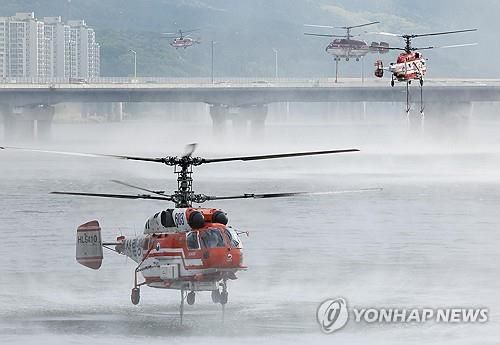 분주한 진화 헬기(대구=연합뉴스) 김현태 기자 = 지난달 29일 진화된 대구 북구 함지산 산불이 재발화한 가운데 1일 오전 산림청, 소방 소속 헬기들이 진화작업을 위해 인근 금호강에서 물을 채우고 있다. 2025.5.1 mtkht@yna.co.kr