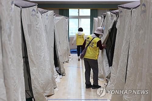 주민 떠난 대피소(대구=연합뉴스) 김현태 기자 = 1일 오전 대구 북구 동변중학교에 마련된 산불 대피소에서 자원봉사자들이 산불이 잦아들며 대피했던 주민들이 떠난 텐트를 살펴보고 있다. 2025.5.1 mtkht@yna.co.kr