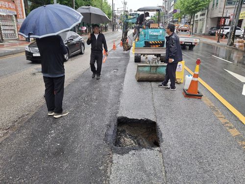 천안 도로에 발생한 포트홀[천안시 제공. 재판매 및 DB 금지]