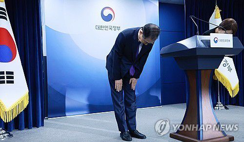 대국민 담화 마친 한덕수 권한대행    (서울=연합뉴스) 홍해인 기자 = 한덕수 대통령 권한대행 국무총리가 1일 정부서울청사에서 대국민담화를 마친 뒤 인사하고 있다. 2025.5.1     hihong@yna.co.kr (끝)