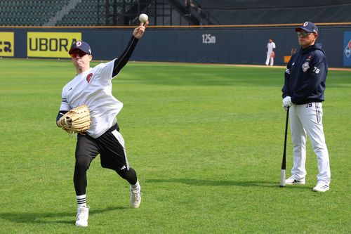 연습투구 하는 두산 고효준(왼쪽)[두산 베어스 제공. 재판매 및 DB 금지]