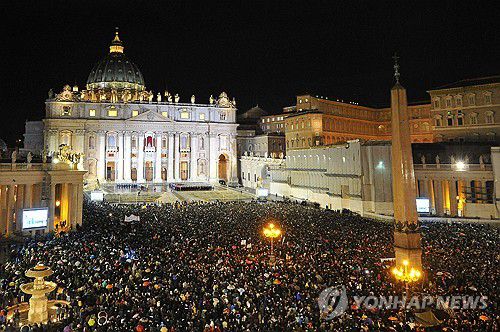 2013년 콘클라베에서 새 교황이 선출된 뒤 광장을 꽉 채운 신도들[AFP 연합뉴스 자료사진. 재판매 및 DB 금지]