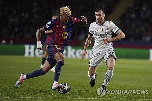 드리블 하는 야말(왼쪽).[AP=연합뉴스]