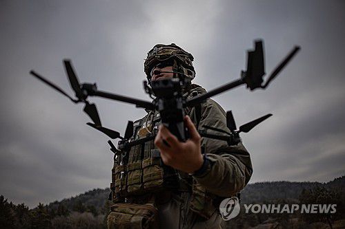 드론 훈련 중인 미군 병사(호헨펠스 EPA=연합뉴스) 지난 2월 3일(현지시간) 독일 바이에른주 호헨펠스의 훈련장에서 실시된 군사 훈련에서 미군 병사가 드론을 운전하고 있다. 2025.05.01