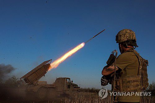 도네츠크주 포크로우스크 인근에서 다연장 로켓포를 발사 중인 우크라이나군 병사의 모습[로이터 연합뉴스 자료사진. 재판매 및 DB 금지]