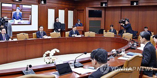 제2차 사회관계장관회의 참석한 김완기 특허청장(대전=연합뉴스) 김완기 특허청장(왼쪽 두 번째)이 18일 정부서울청사에서 열린 '제2차 사회관계장관회의'에 참석, 이주호 사회부총리 겸 교육부장관의 발언을 듣고 있다. 2025.3.18 [특허청 제공. 재판매 및 DB 금지] sw21@yna.co.kr