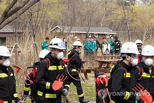 산불진화 훈련 [연합뉴스 자료사진]