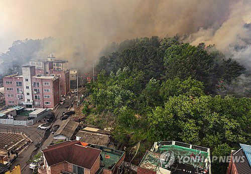 민가 위협하는 산불(대구=연합뉴스) 윤관식 기자 = 28일 오후 2시 1분께 대구 북구 노곡동 함지산에서 발생한 산불이 인근인 조야동 민가까지 확산하고 있다. 2025.4.28 psik@yna.co.kr